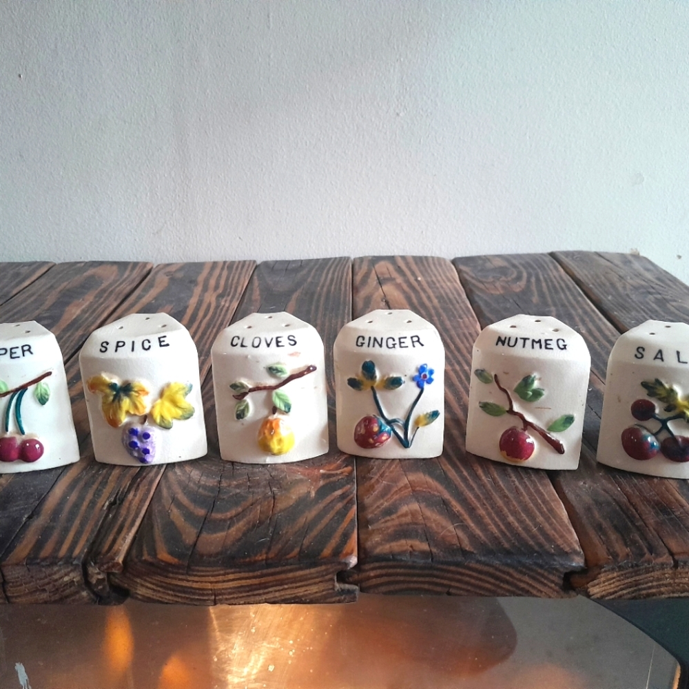 Vintage 6 piece salt, pepper and spice shakers